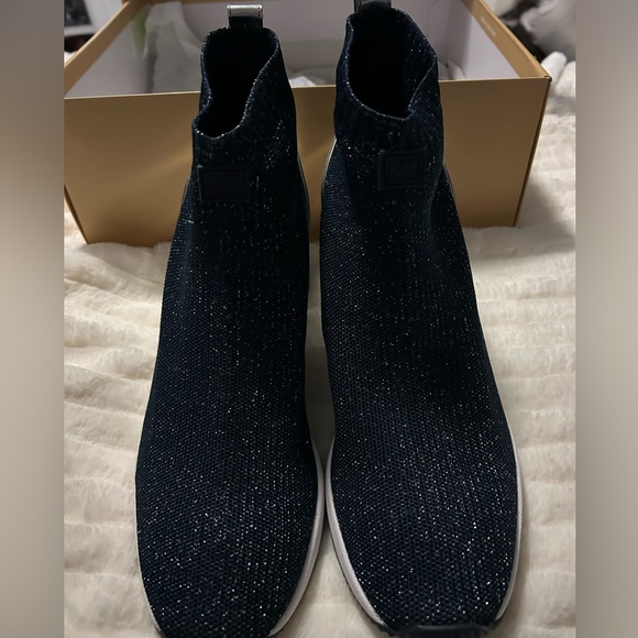 Women’s Bootie Michael Kors size 8 Blue New - Picture 2 of 7